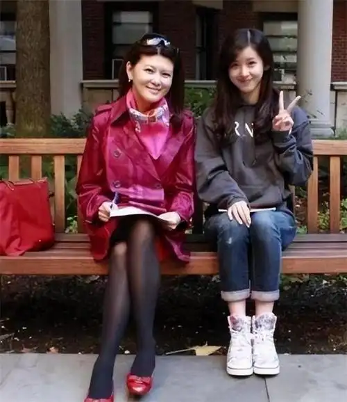 当章泽天从南京来到北京后,围绕着她的风波还不时掀起,"奶茶妹妹"各个