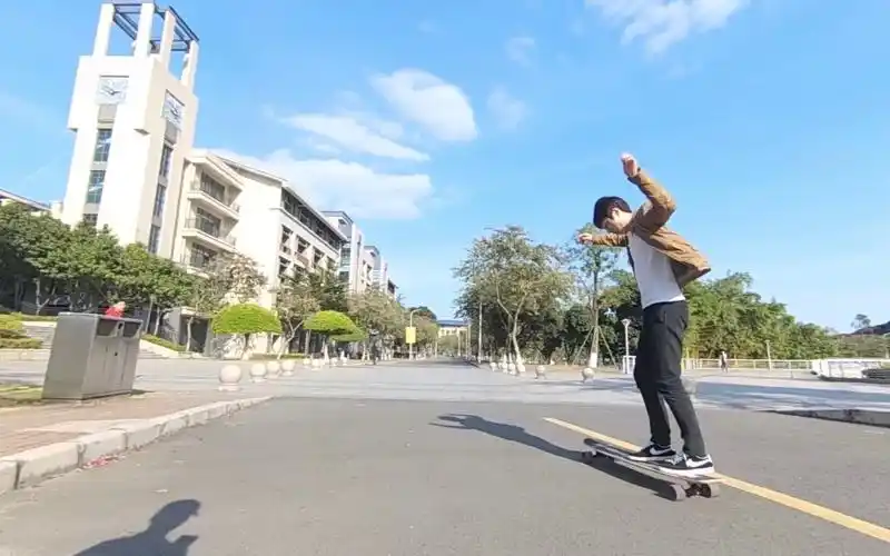 分享一个玩长板的男孩子