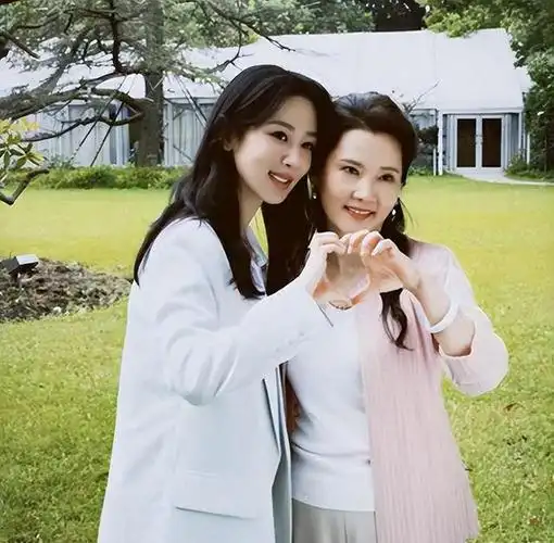 杨紫新剧《承欢记》收官!106天辛勤付出,和许凯合照满满的cp感