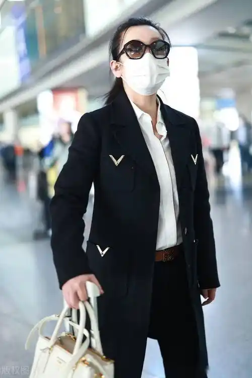 街拍:秦海璐黑色西装大衣 白色衬衫 黑色西裤干练十足_机场_上海