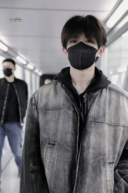 易烊千玺重庆出发路透9615  牛仔外套搭配黑色卫衣造型!
