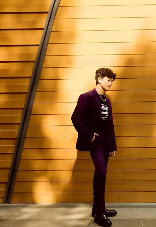 苏有朋紫色西装帅气写真图片47