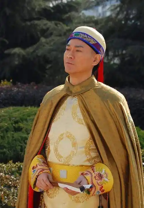 《笑看风云》和另一首《摘下满天星》传唱至今,郑少秋的主业是电视