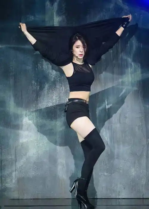 朴智妍的舞台魅力真是绝了,完美的身材令人心动不已