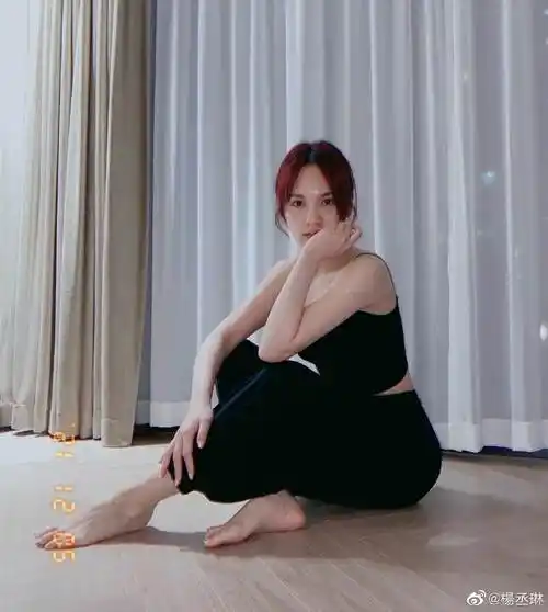 杨丞琳晒瑜伽健身照姿态优雅很迷人身穿吊带背心秀美背