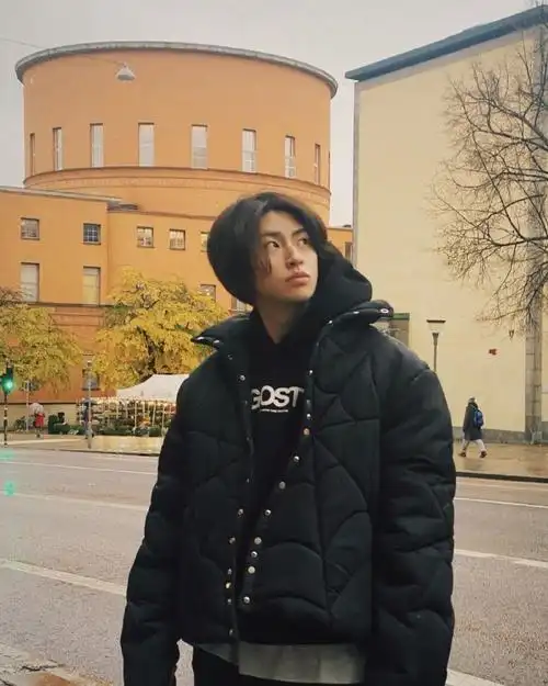 上#20231108分享@小鬼-王琳凯ins一则酷boy@小鬼-王琳凯明信片更新啦!