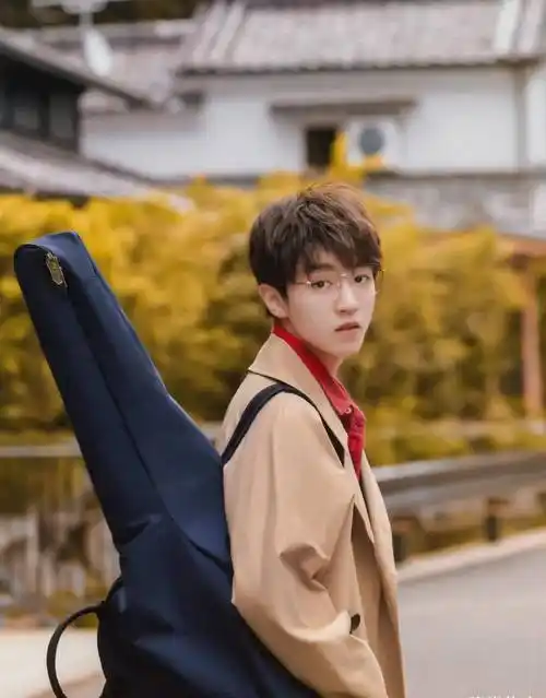 原创王俊凯把混搭风穿火了长袖外套配短裤帅气得让人忽略年龄