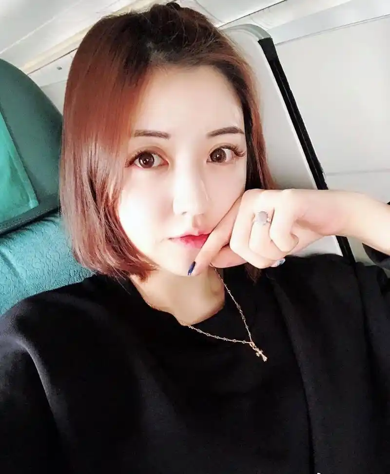 初恋脸# 王思聪在英国读书时交了第一个女朋友叫张倩,因为喜欢忻è