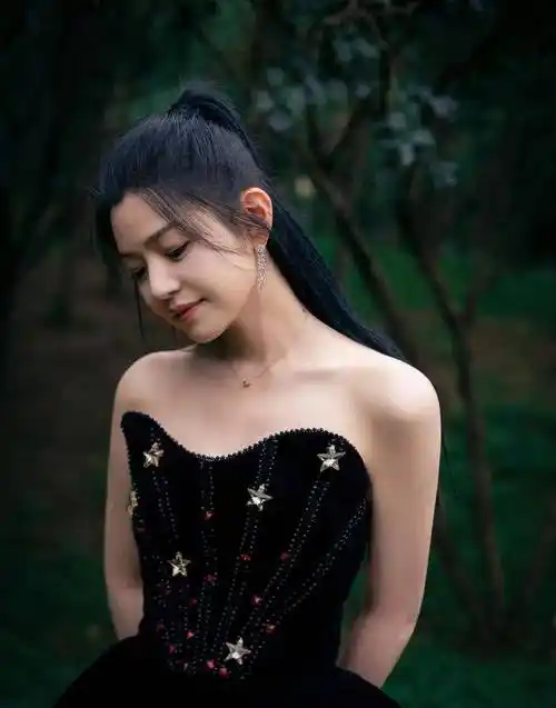 陈妍希身穿黑色抹胸连衣裙的照片出现后,立即引起了粉丝的讨论和赞赏.