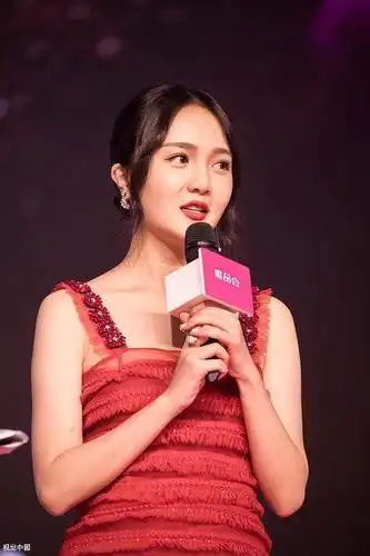 靳梦佳主持节目,颜值大变被疑整容 不过这才是芒果台捧她的原因