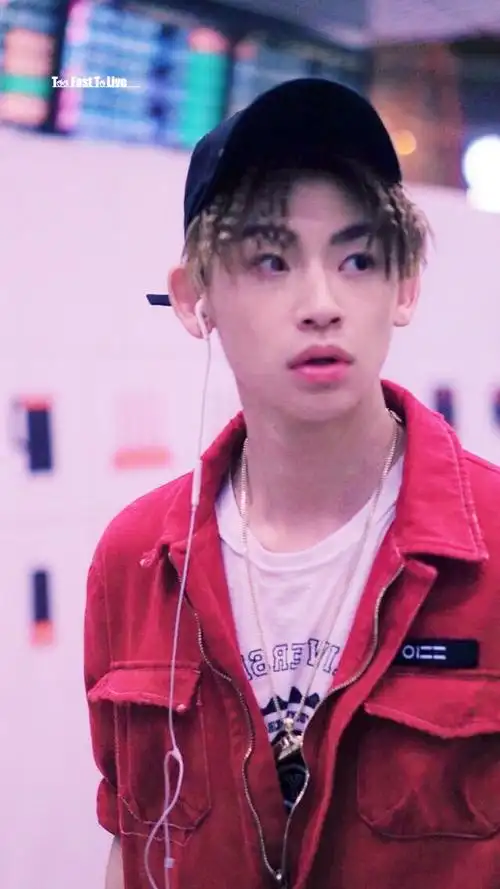 王琳凯#180913pek出发再一次被嘟嘟嘴萌的手抖注意休息我滴崽[米奇