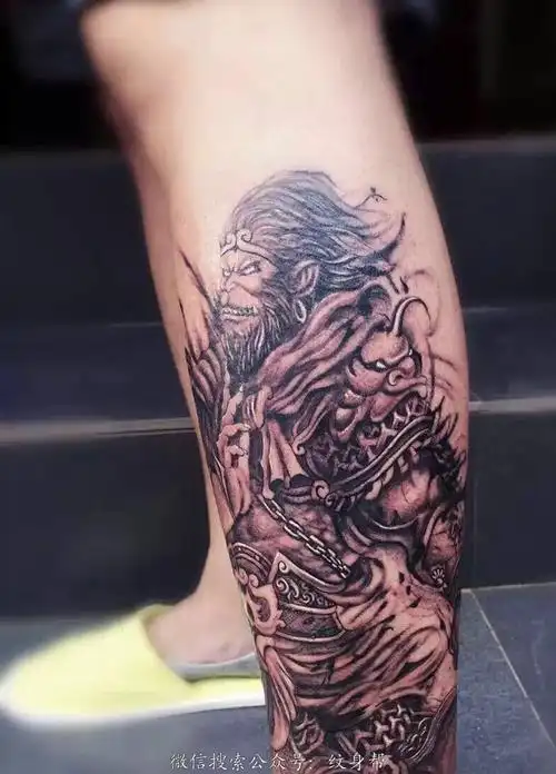 小腿处帅气十足的图腾纹身图案