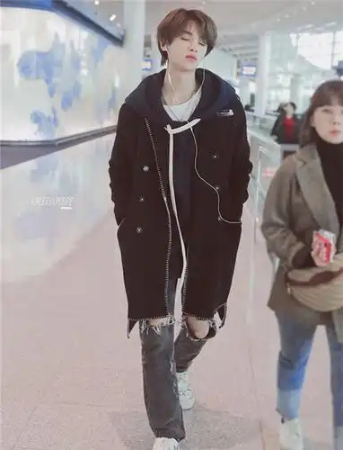 黄明昊又来撩人了,全身黑色配超长耳饰,这造型哪里像是18岁