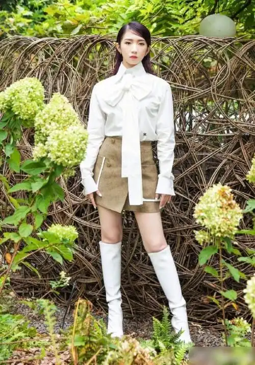 在看到她穿这一身造型出来的效果后,小编不得不说孟美岐腿还是蛮修长