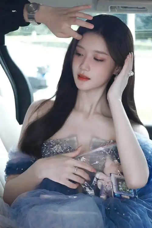 陈意涵estelle超话383936313936 芭莎蓝色风暴@陈意涵