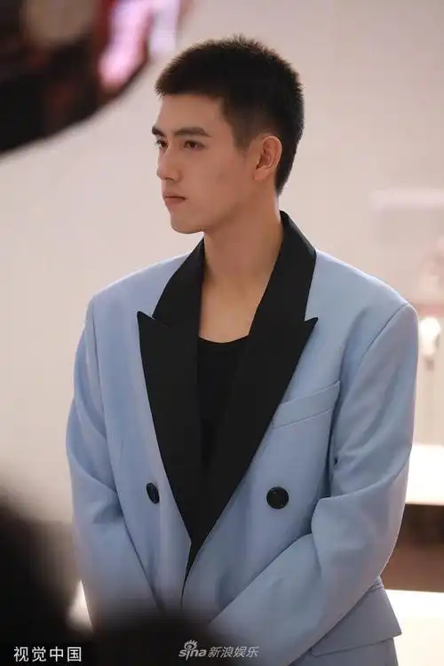 组图陈飞宇寸头亮相笑称又光又冷蓝黑拼色西装化身少年绅士