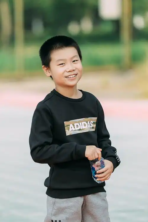 九岁客片大男孩有着治愈系笑容