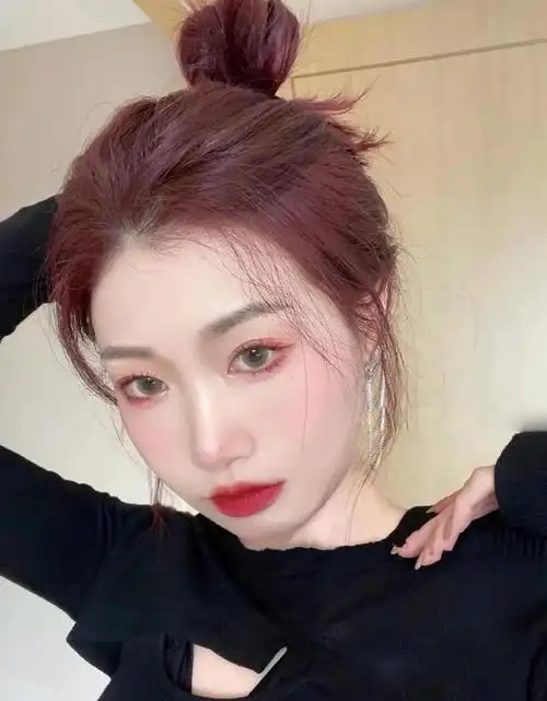 对黄皮也很友好,可盐可甜,颜色不重不沉闷,扎个简单的发型都非常的