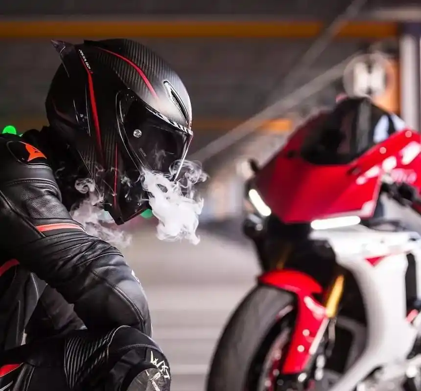 还在追求开什么车更有气质其实男人骑上摩托车就会变帅