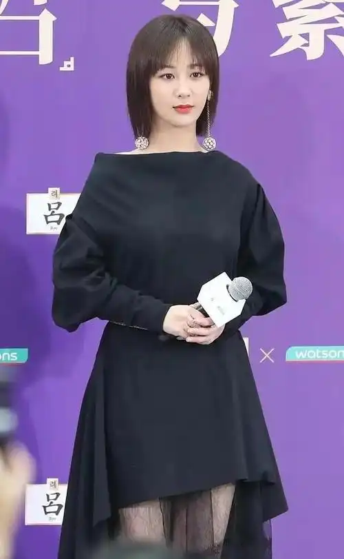 杨紫剪短发判若两人穿格纹衬衫搭配一刀切短发网友更显年轻