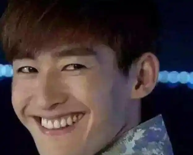 从照片上我们可以看到张翰的眼睛被p的满脸都是,很多有密集恐惧症的人