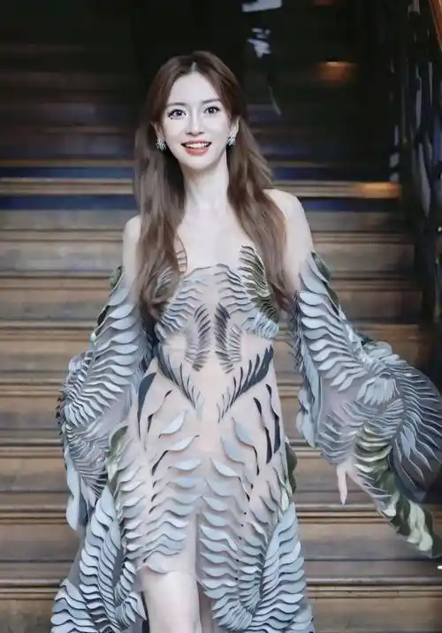 杨颖离婚后遭封禁,曾被网红当面骂滚,如今复出惊艳众人