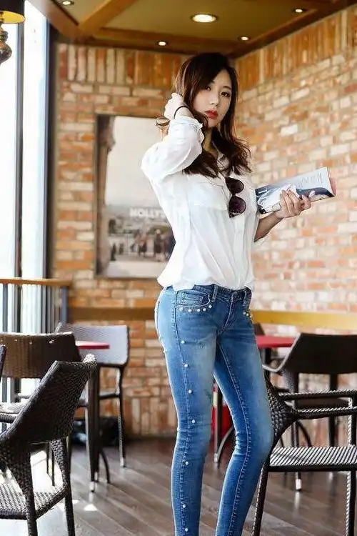 潮流时尚的牛仔裤,衬托出美女迷人的身材,散发满满的女神气质!