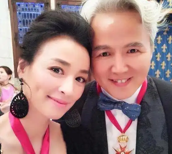 明明年纪相差不大,却看着像两代人,这4位女星把"老公熬成爹"