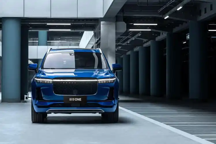 理想one整车采用简洁流畅的车身线条,前脸贯穿式灯带在按下车钥匙瞬间