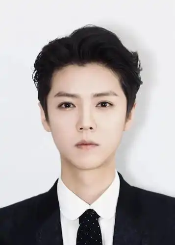 鹿晗的头发让人羡慕,发际线逐渐往下移,发量超多仿佛头顶一坨云