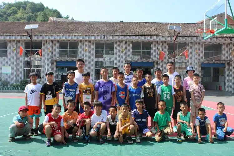 队员与参加篮球比赛的学生们合影