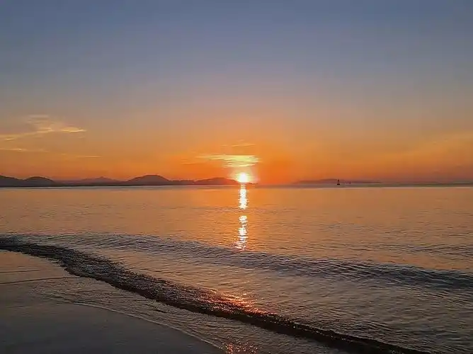 清晨的第一缕阳光海边日出