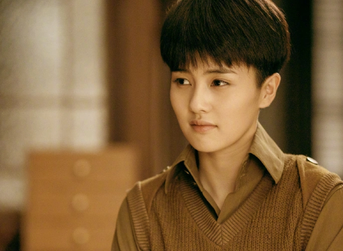 烈火军校帧襄cp同款校服许凯躺姿酷拽白鹿短发奶味十足