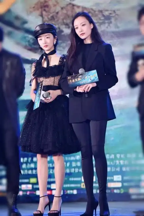 周冬雨倪妮两代谋女郎合体同台 演技,衣品到底哪家强?