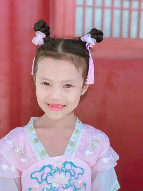 古装好不容易扎了个头发好不容易带出去拍照真的好不容易拍了两个钟却