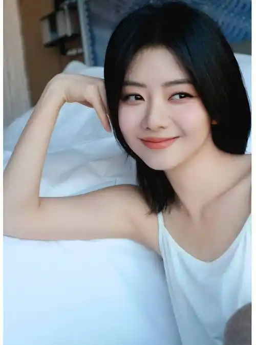 白色吊带清纯可人,谭松韵笑容甜美治愈,女神范儿十足!