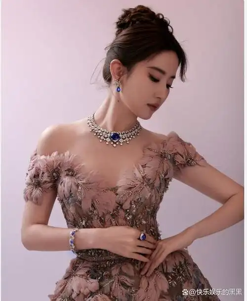 那件晚礼服的设计非常精致,上身采用了修身剪裁,突显出刘亦菲的完美