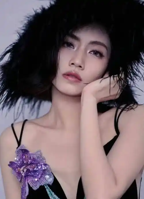 鸢尾花丝绒黑裙!刘惜君美得令人窒息 一手托腮引爆美颜新高度