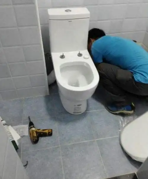 马桶漏水就去看这3个地方,总有一个原因对症,解决办法也很简单