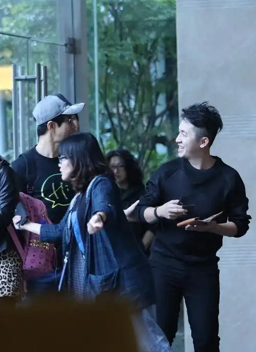 黄轩官宣恋情,圈外佳人引热议,娱乐圈再添浪漫篇章!