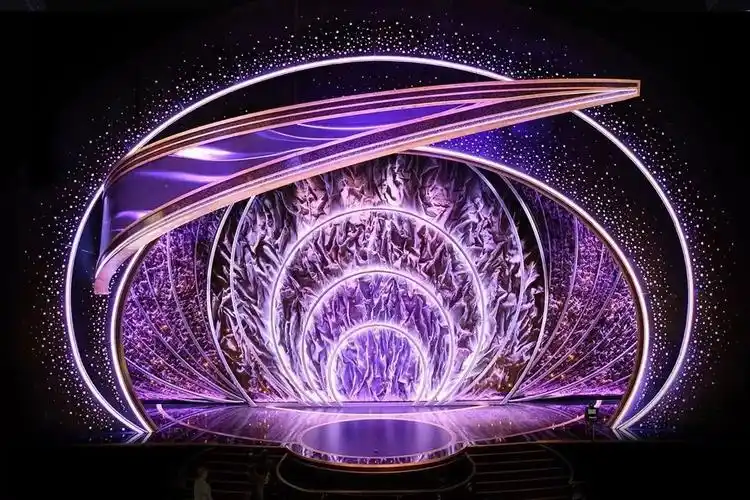 今年奥斯卡舞台的设计,舞台瞬间充满奢华端庄的气氛