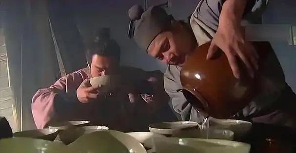 武松一口气连饮三碗,老板却突然停手不再倒酒.