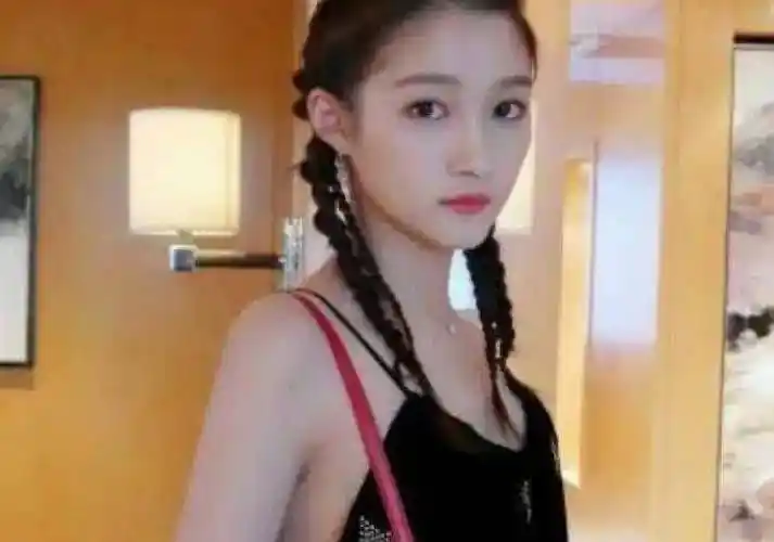 关晓彤早年泳衣照曝光,扎双马尾对镜头卖萌,鹿晗眼光真够刁钻!