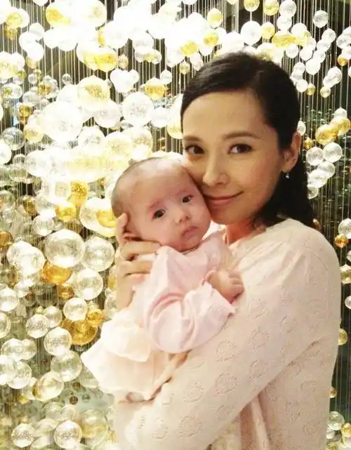 港姐嫁河南农村,"倒贴"丈夫3套房,将公婆当孩子宠_香港_母亲_古天乐