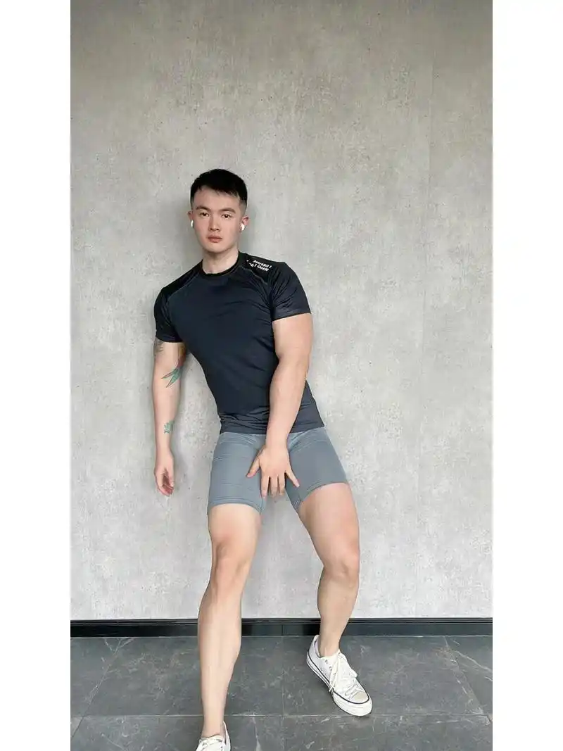 男生穿紧身裤也可以很好看