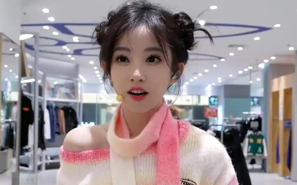 冯提莫现身泳池直播,真实身高再被质疑,被调侃只敢在