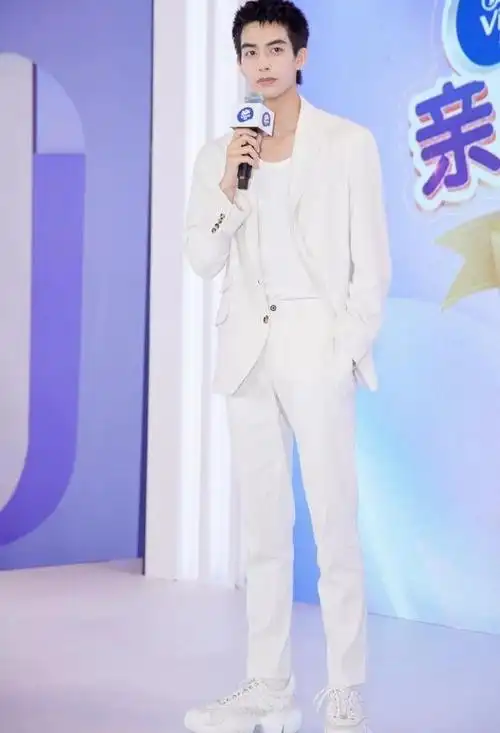 宋威龙多"时髦"?斑马造型腿真长,寸头配迷彩鞋,没颜值不敢穿