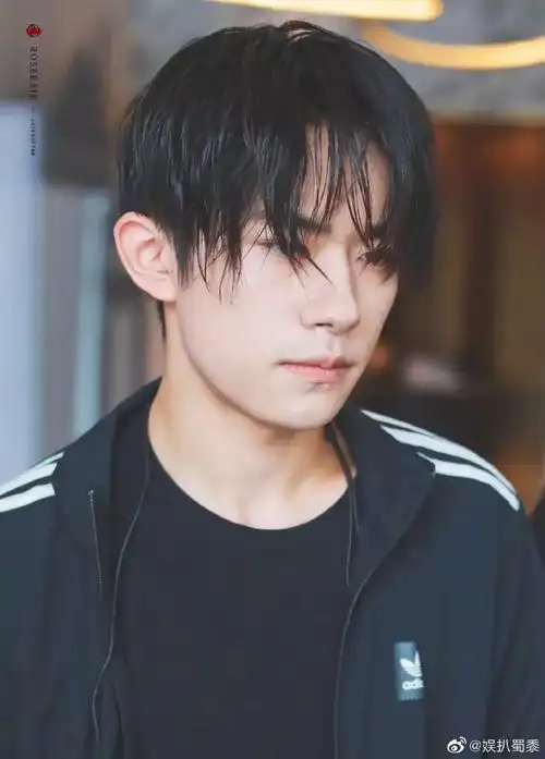 易烊千玺#发型合集,狗啃刘海,中分,寸头,大背头,脏辫,卷发,湿发…没