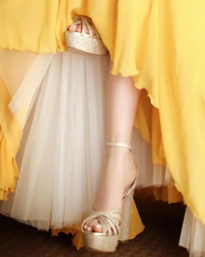 毛晓彤:金色厚底一字带鱼嘴高跟凉鞋