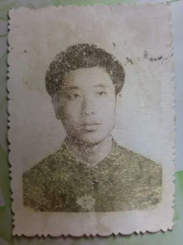 请ps高手帮助修复一张老照片!跪求感谢!